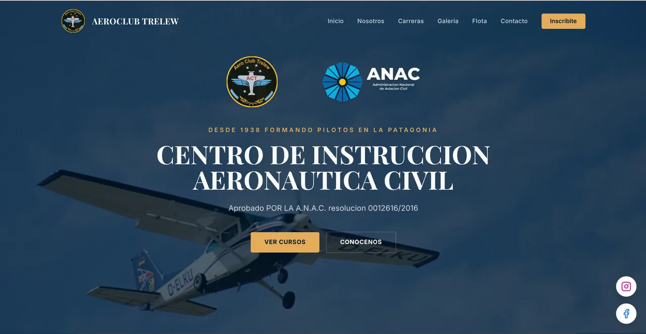 Portada del sitio del Aeroclub Trelew: avión en vuelo, los logos del club y de ANAC, y los botones para ver cursos o conocer la institución